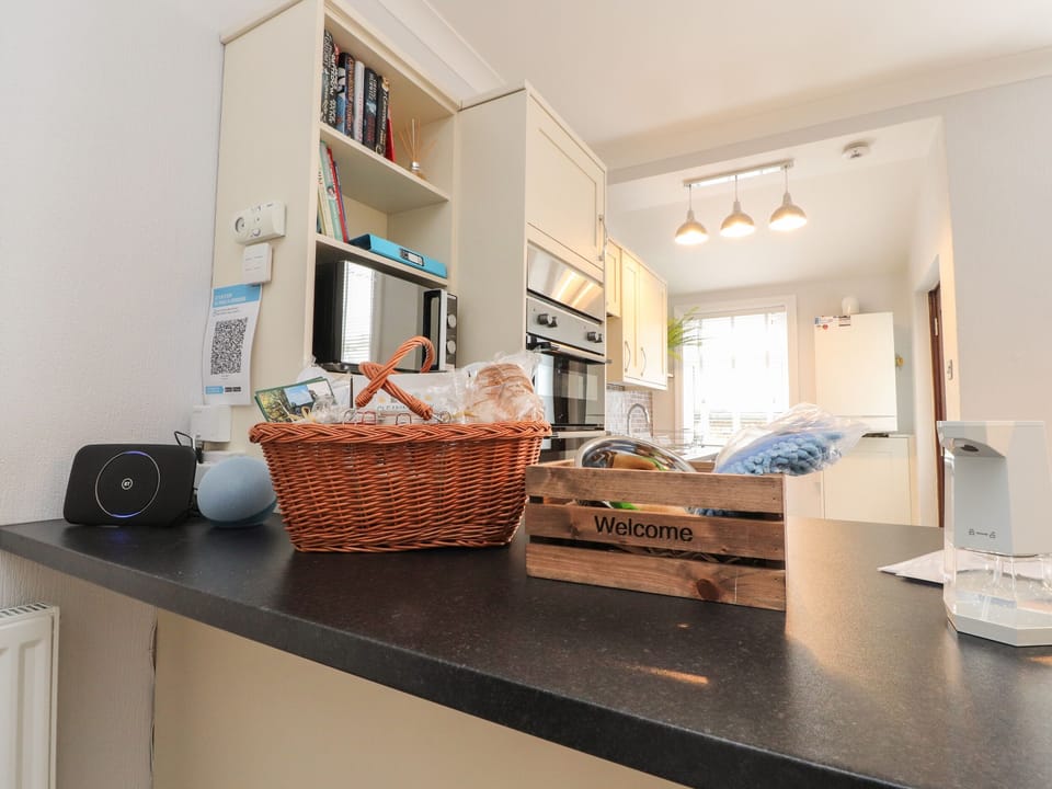 Cottage | Private kitchen | Fridge, dishwasher, cookware/dishes/utensils