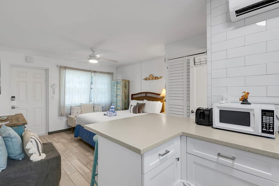 Clean coastal shabby-chic design with open layout to make the best of its cozy footprint (265 sq ft)