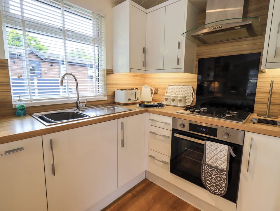 Cottage | Private kitchen | Fridge, dishwasher, cookware/dishes/utensils