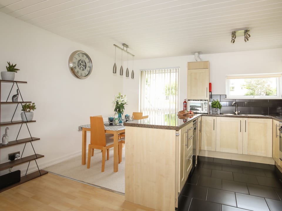 Cottage | Private kitchen | Fridge, dishwasher, electric kettle, cookware/dishes/utensils