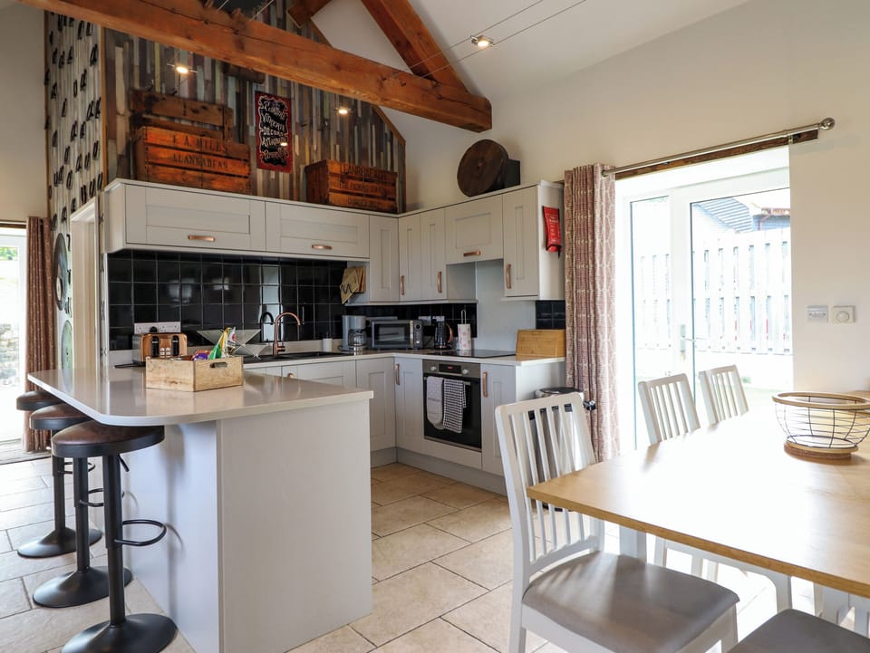 Cottage | Private kitchen | Fridge, dishwasher, electric kettle, toaster
