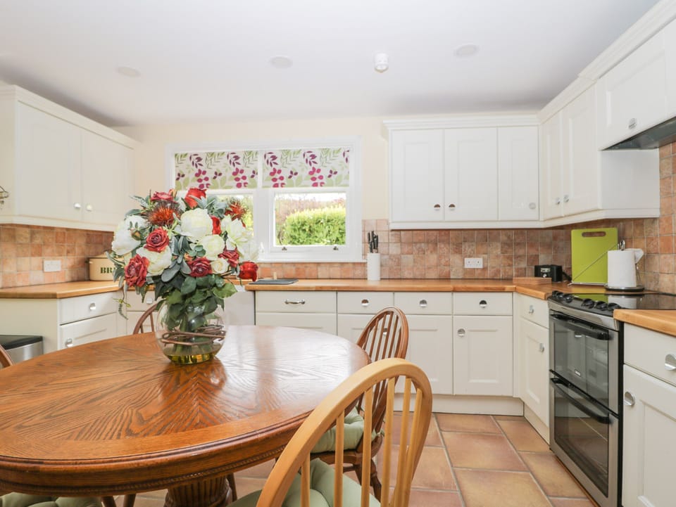 Cottage | Private kitchen | Fridge, microwave, dishwasher, electric kettle