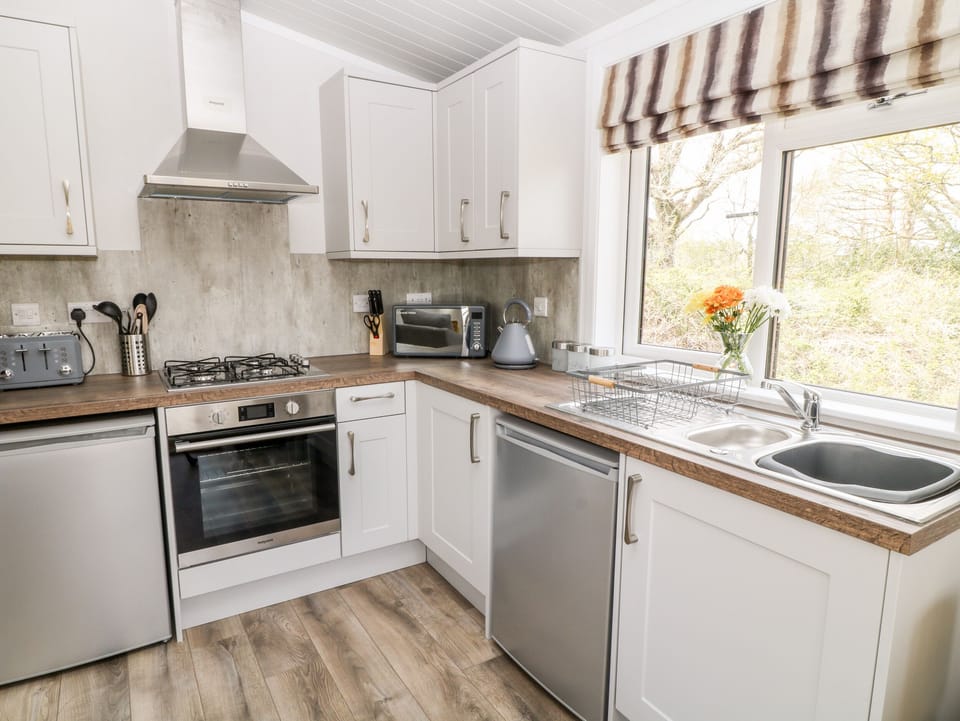 Cottage | Private kitchen | Fridge, microwave, electric kettle, toaster
