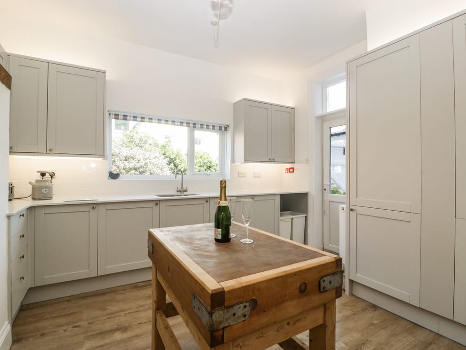 Cottage | Private kitchen | Fridge, dishwasher, electric kettle, toaster