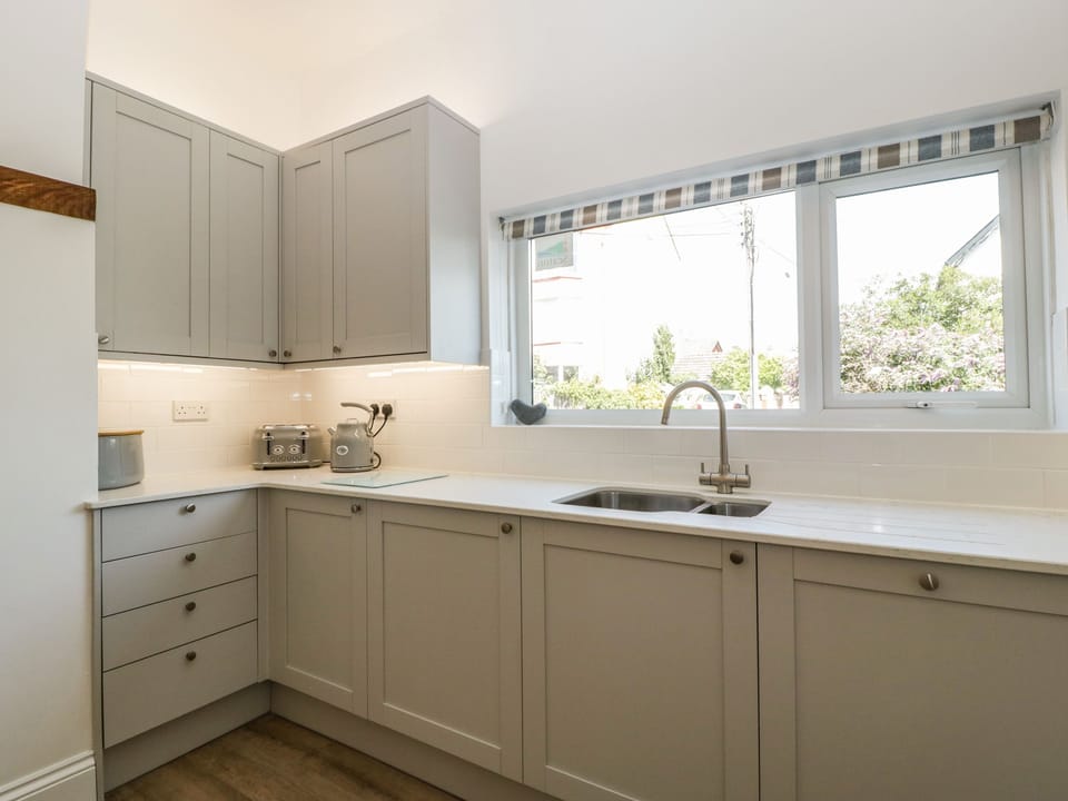 Cottage | Private kitchen | Fridge, dishwasher, electric kettle, toaster