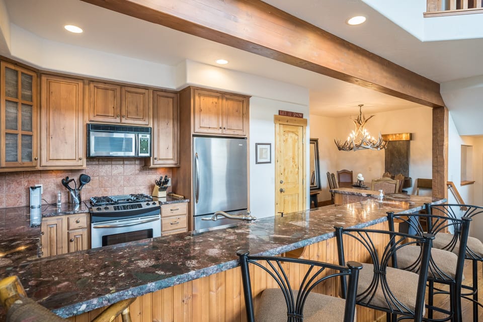 Townhome, 4 Bedrooms | Private kitchen | Fridge, oven, coffee/tea maker, toaster