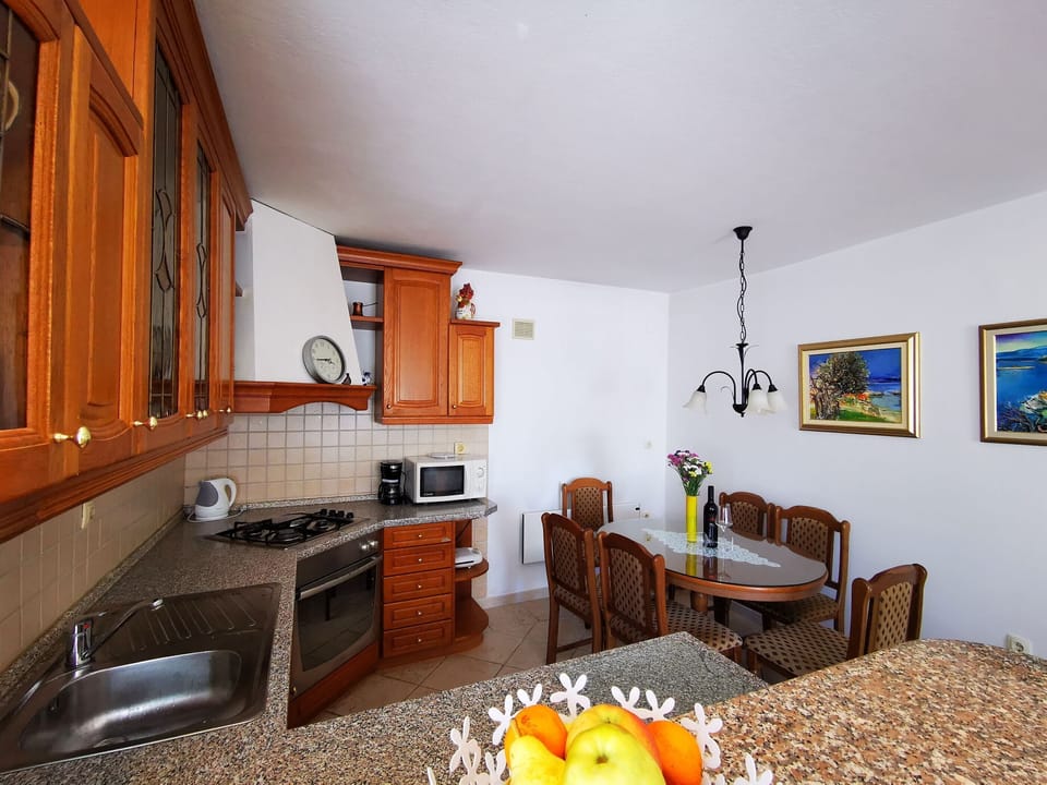 Private kitchen | Fridge, microwave, oven, stovetop