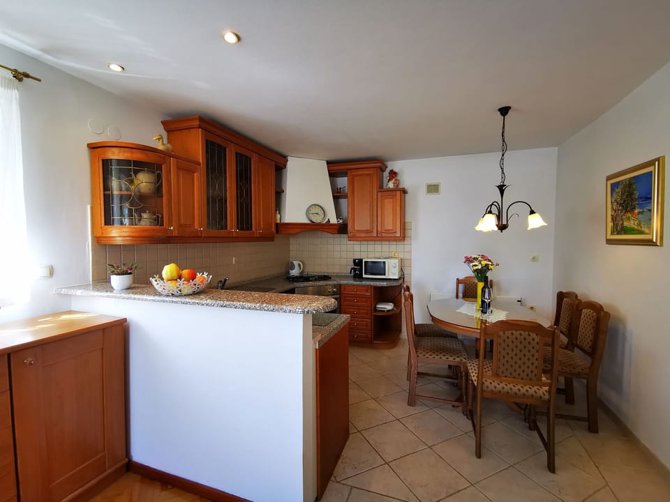 Private kitchen | Fridge, microwave, oven, stovetop