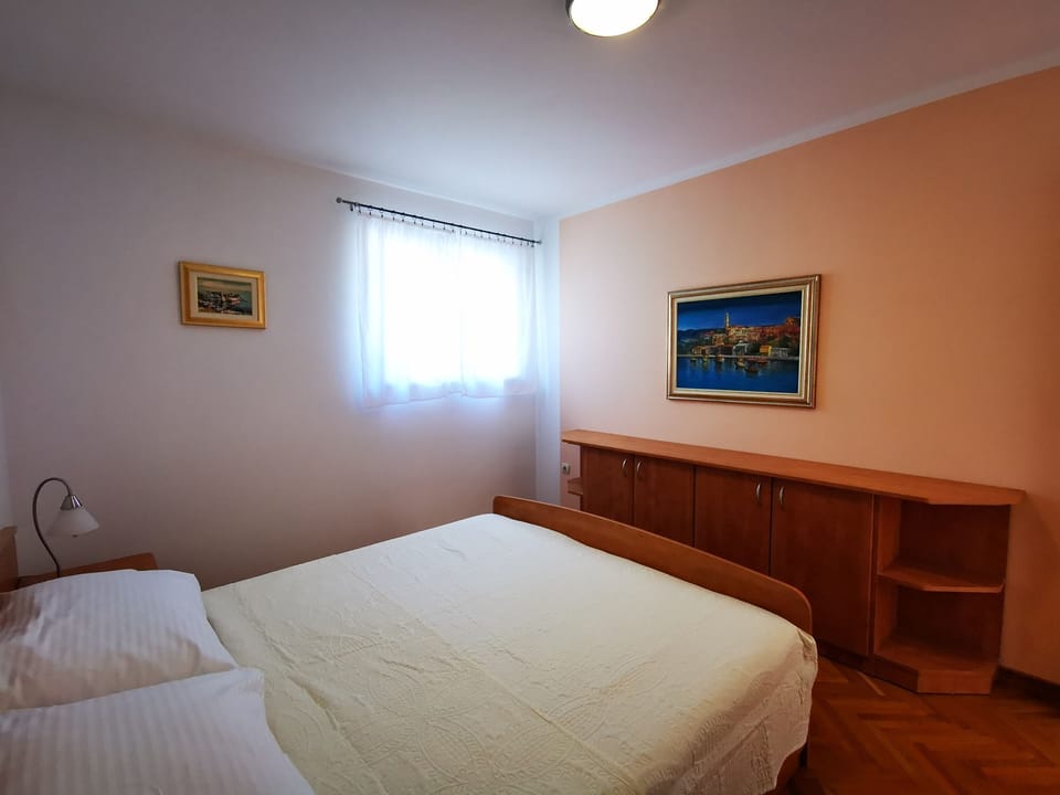 2 bedrooms, iron/ironing board, free WiFi