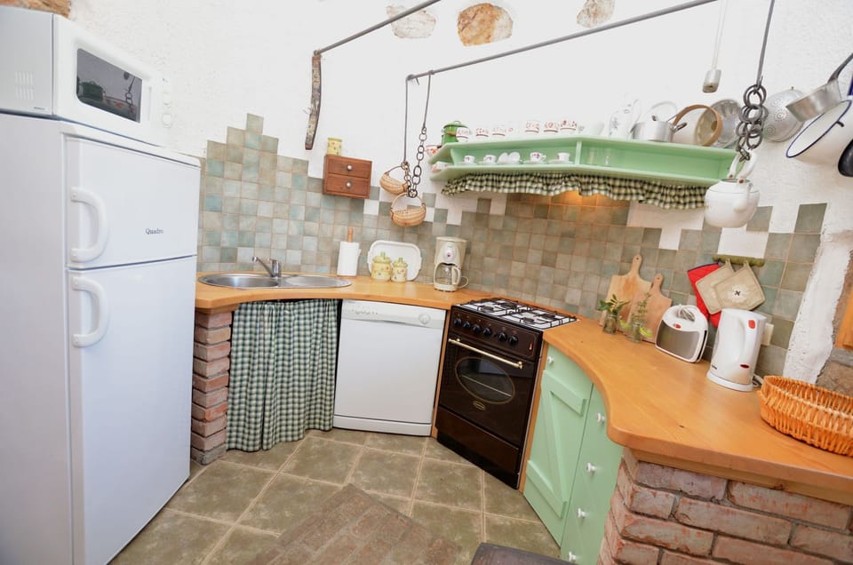 Private kitchen | Fridge, microwave, oven, stovetop