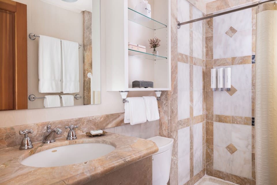 Deluxe Room, 1 King Bed, Partial Ocean View | Bathroom | Free toiletries, hair dryer, bathrobes, towels