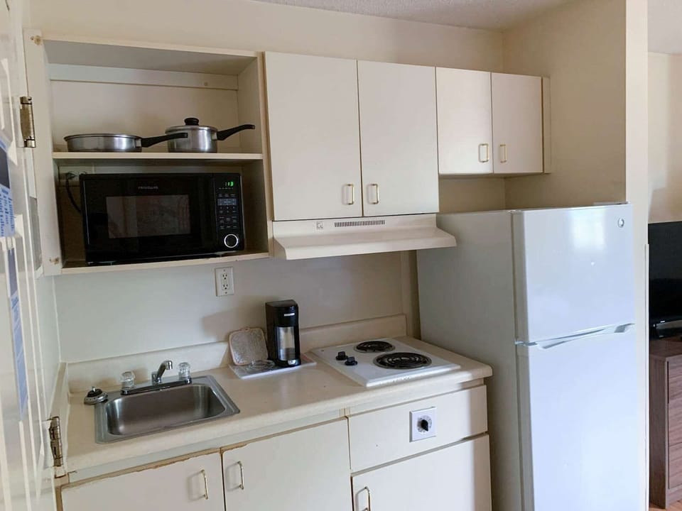Full-size fridge, microwave, stovetop, coffee/tea maker