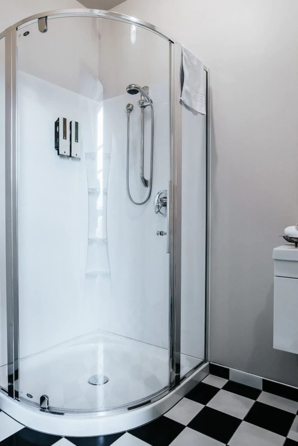 B&B Room - Super King | Bathroom shower