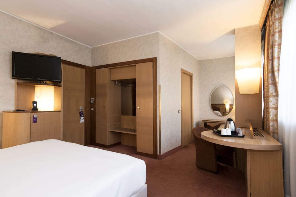 In-room safe, desk, blackout drapes, cribs (free)