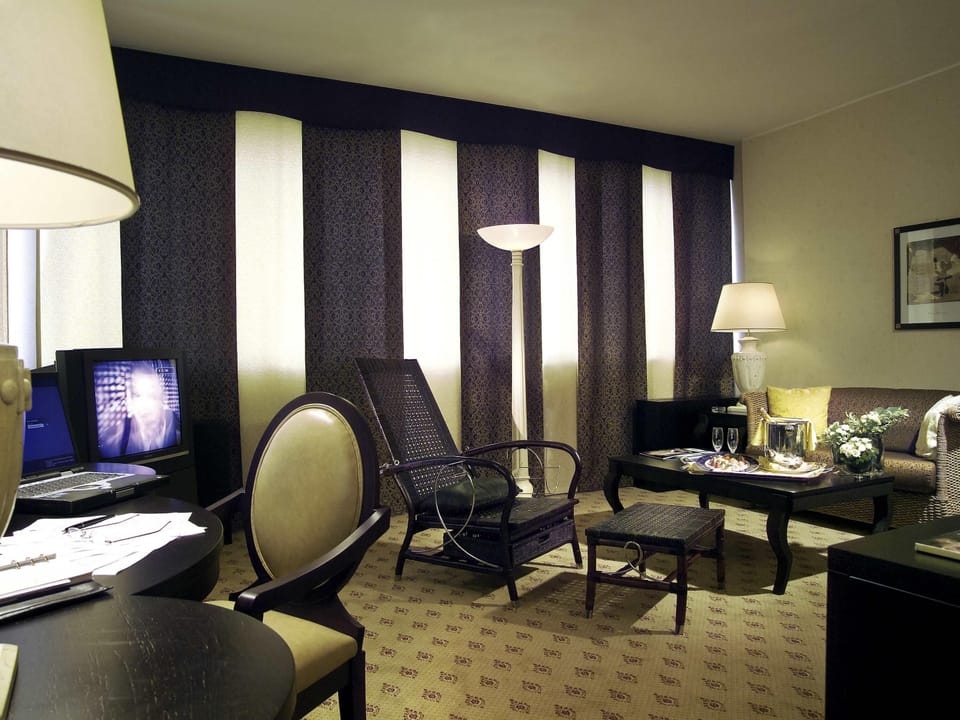 Executive Suite, 1 Queen Bed | In-room safe, desk, blackout drapes, free cribs/infant beds