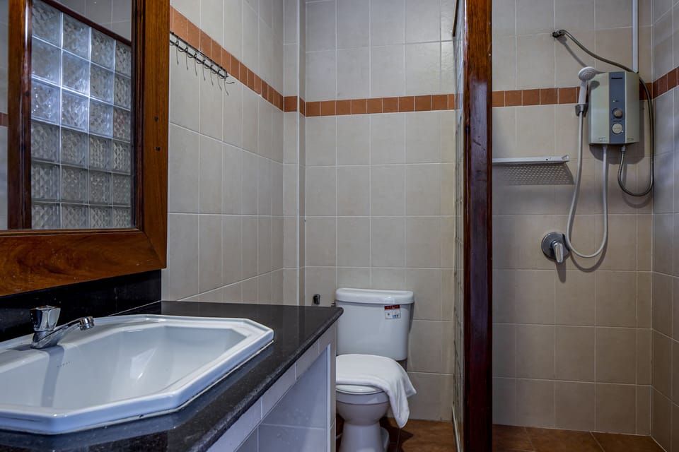 Shower, hydromassage showerhead, free toiletries, slippers