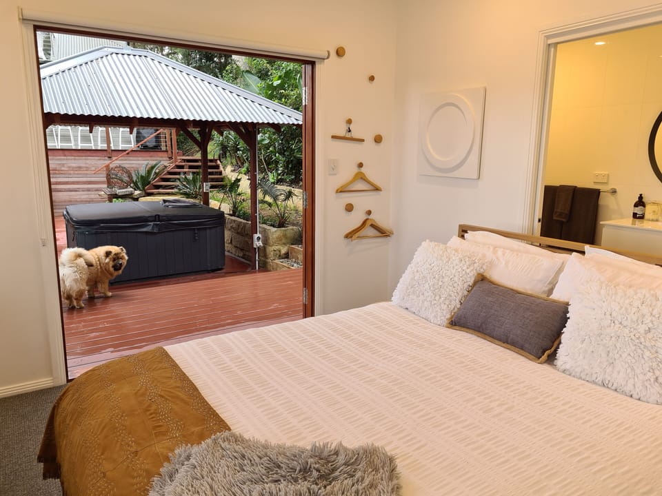 Queen Size Bed and Luxury linens