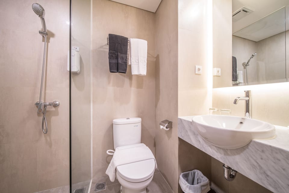 Sunny Day Room | Bathroom | Shower, free toiletries, slippers