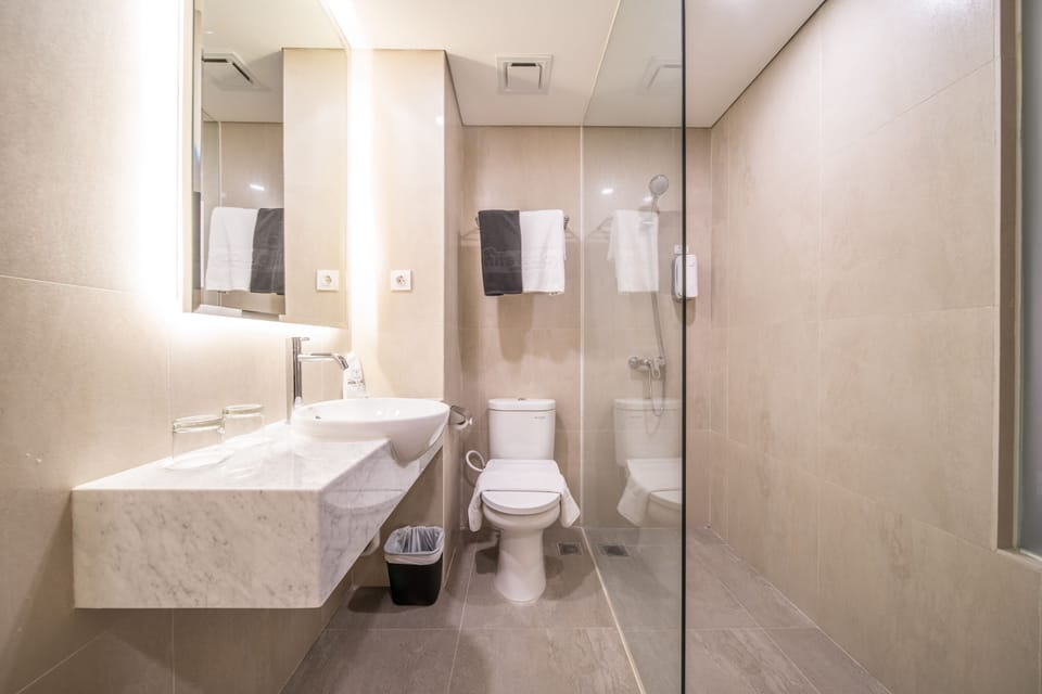 Sunshine Day Room | Bathroom | Shower, free toiletries, slippers