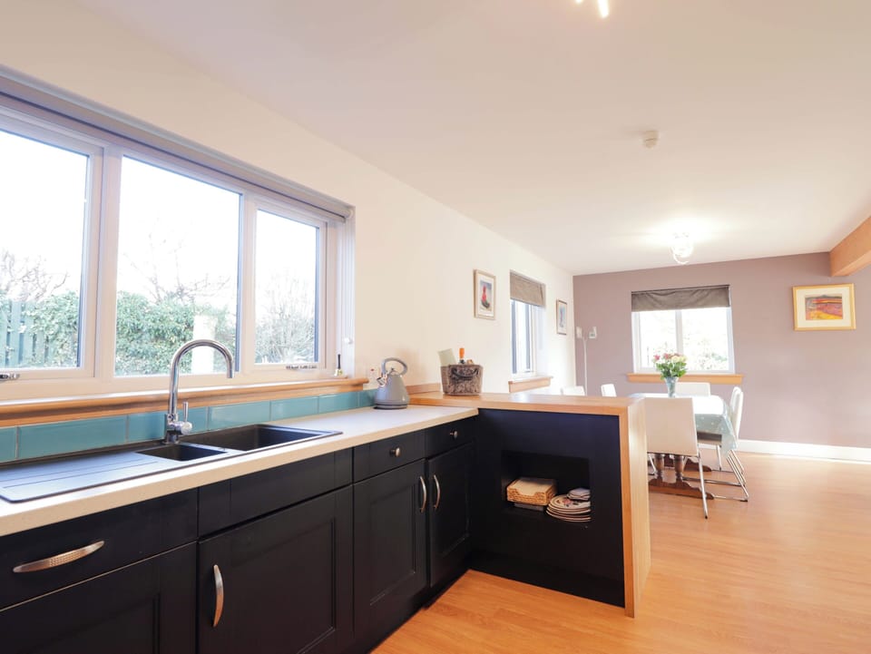 Cottage | Private kitchen | Fridge, microwave, dishwasher, electric kettle