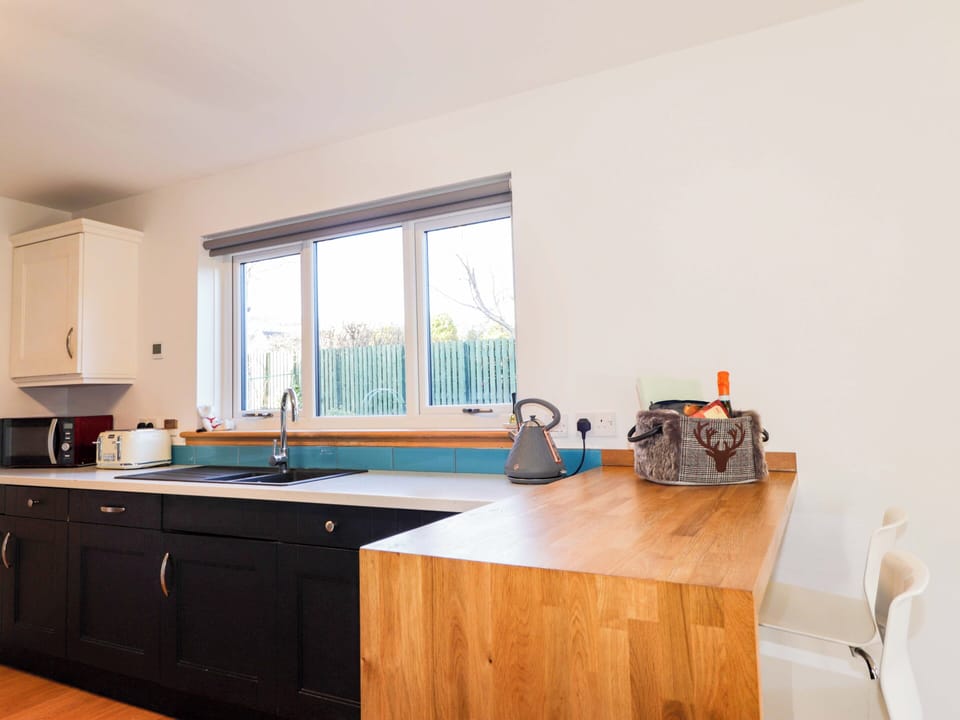 Cottage | Private kitchen | Fridge, microwave, dishwasher, electric kettle