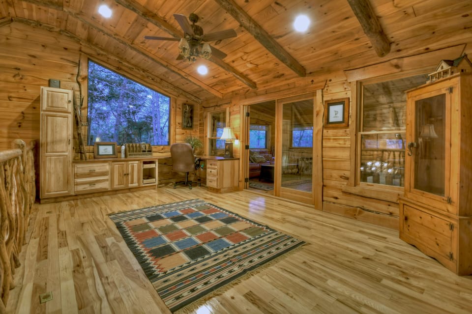 Sassafras Lodge- Spacious loft area with office workspace