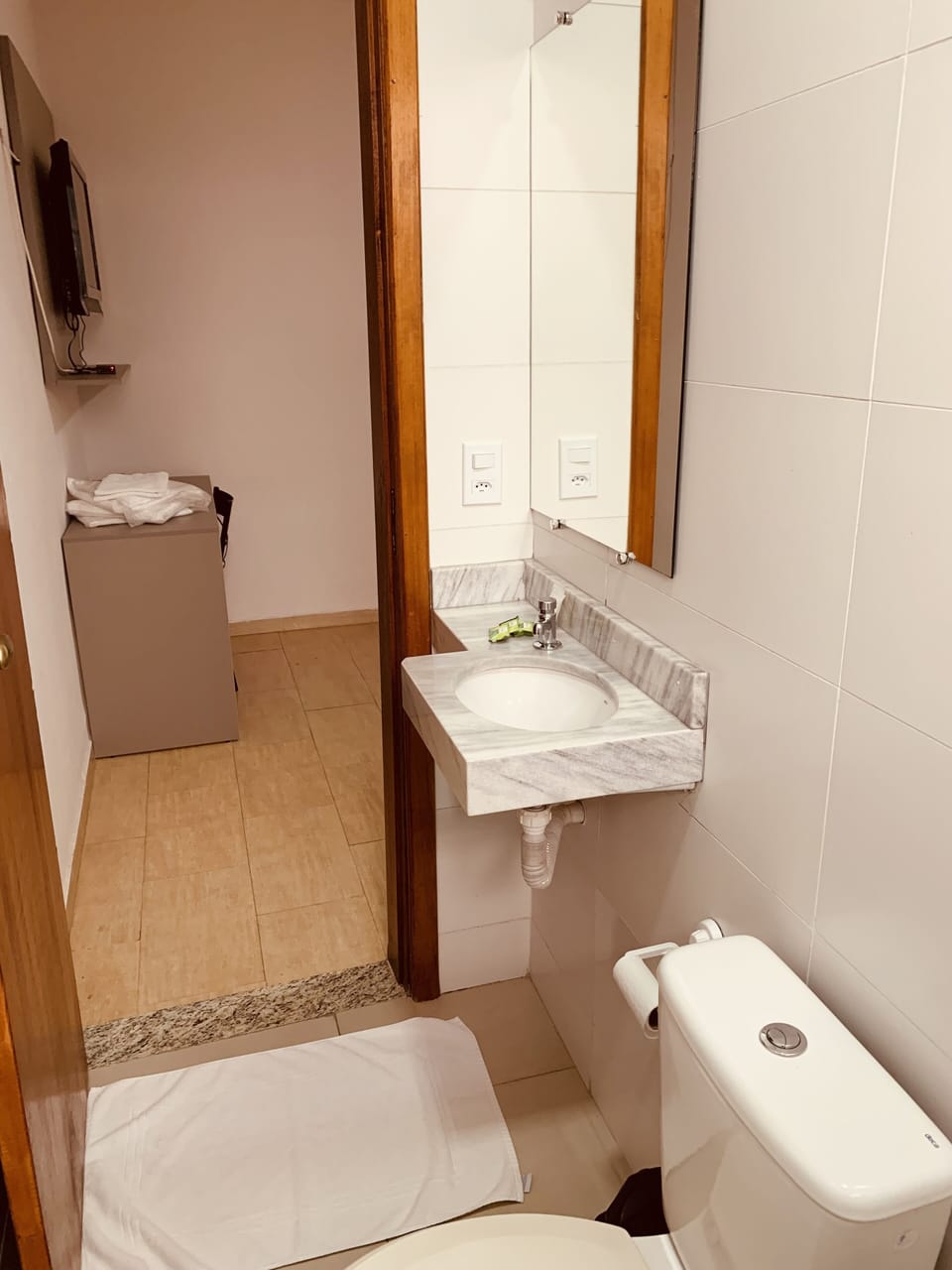 Standard Triple Room | Bathroom | Shower, towels