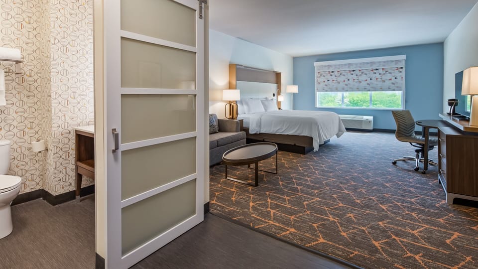 Standard Room, 1 King Bed with Sofa bed | In-room safe, desk, blackout drapes, iron/ironing board