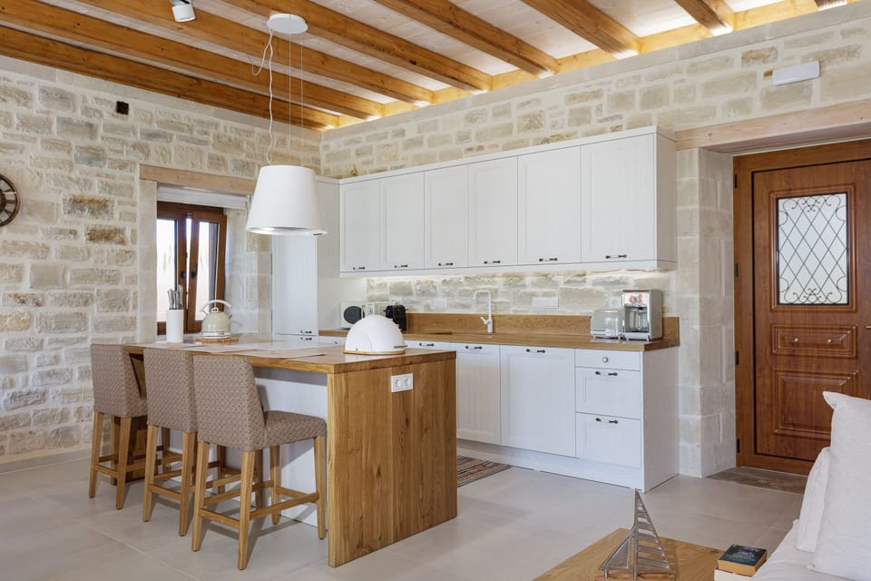 Large family kitchen, fully equipped.
