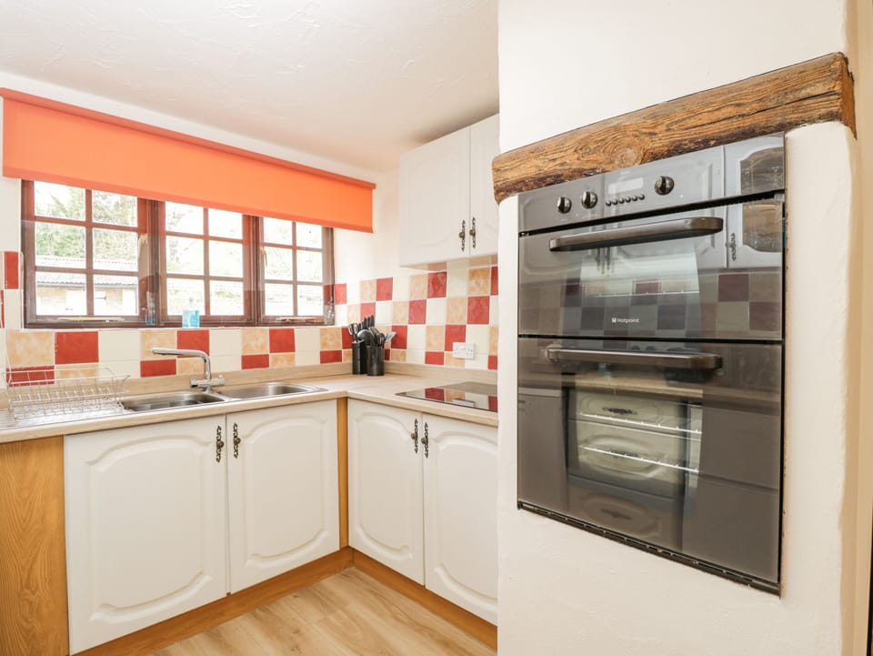 Cottage | Private kitchen | Fridge, microwave, dishwasher, electric kettle
