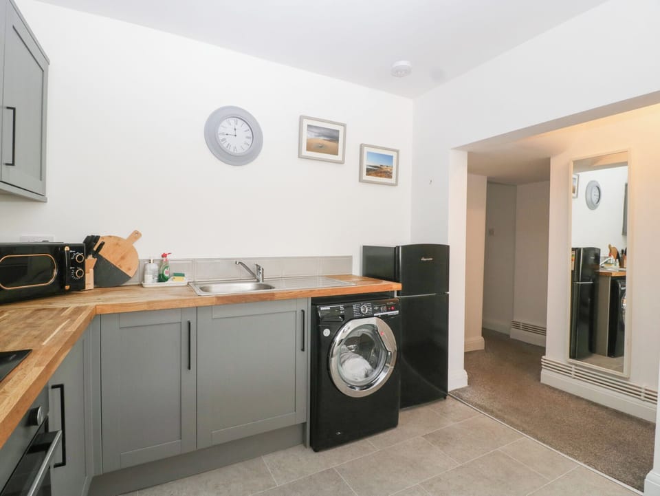 Cottage | Private kitchen | Fridge, microwave, electric kettle, toaster