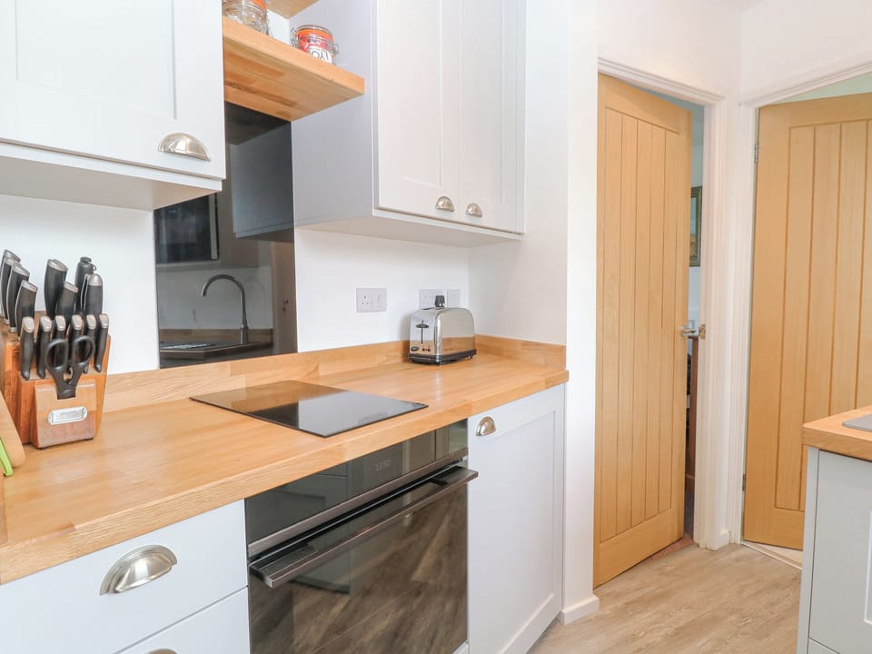 Cottage | Private kitchen | Fridge, microwave, dishwasher, electric kettle