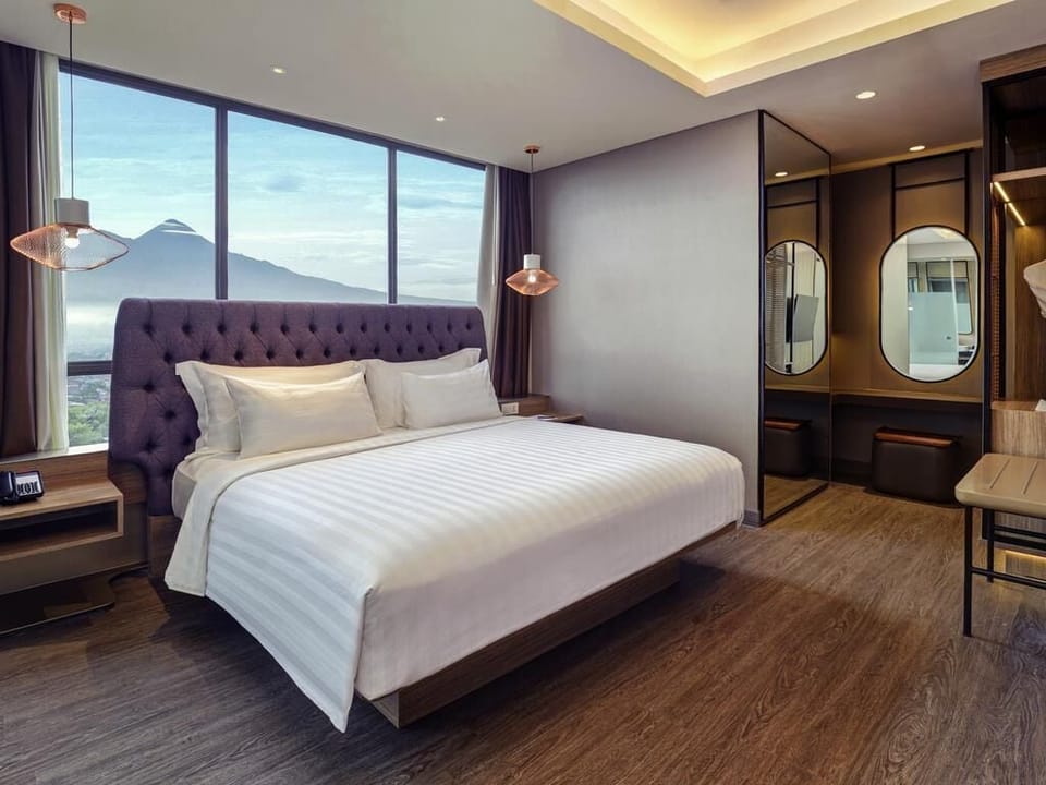 Executive Suite, 1 King Bed, Mountain View | Premium bedding, minibar (free items), in-room safe, desk
