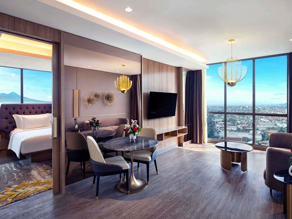 Premium bedding, free minibar, in-room safe, desk