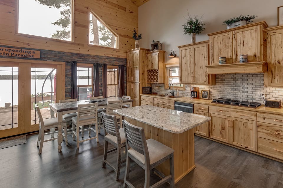Kitchen & Dining 