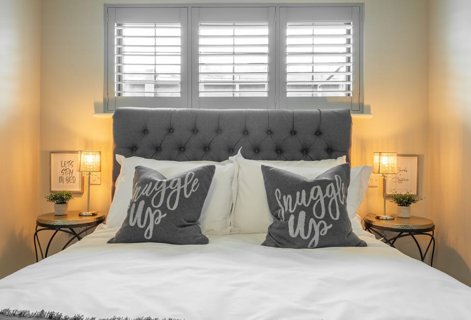 Ground floor: Bedroom two with a 4'6 double bed and en-suite shower room