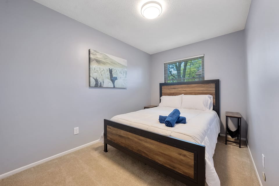 Bedroom 1 (Queen Bed)
