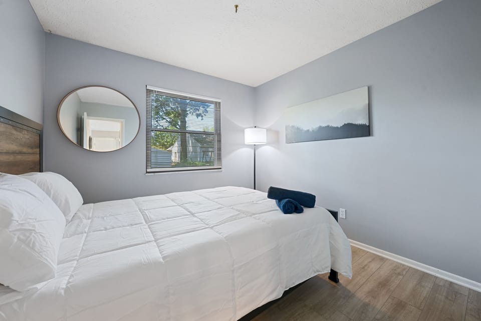 Bedroom 2 (Queen Bed)