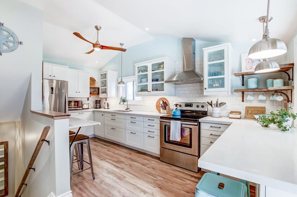 Lots of Counter Space for preparing meals OR serving up out takeout - Blue Pearl - Niagara-on-the-La