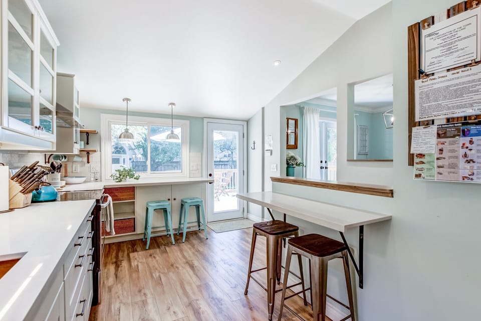 Breakfast Bar to keep the chef company - Blue Pearl - Niagara Holiday Rentals - Niagara-on-the-Lake