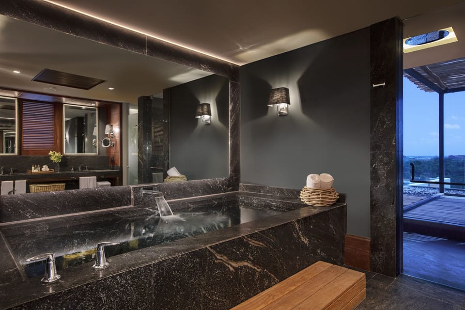 Preferred Club Paramount Suites Ocean View King | Deep soaking bathtub