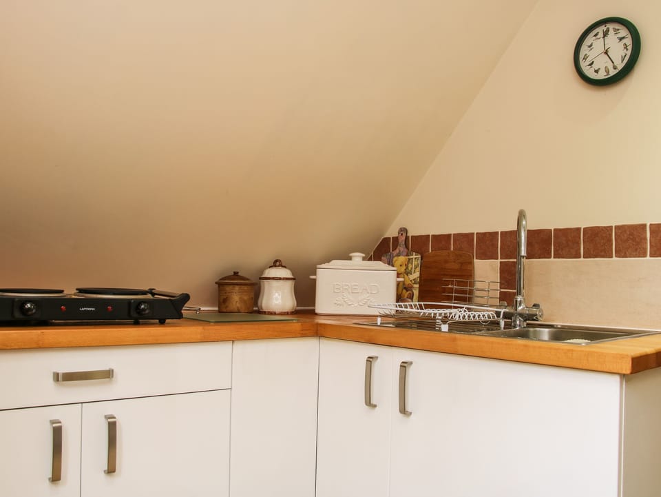 Cottage | Private kitchen | Fridge, microwave, electric kettle, toaster