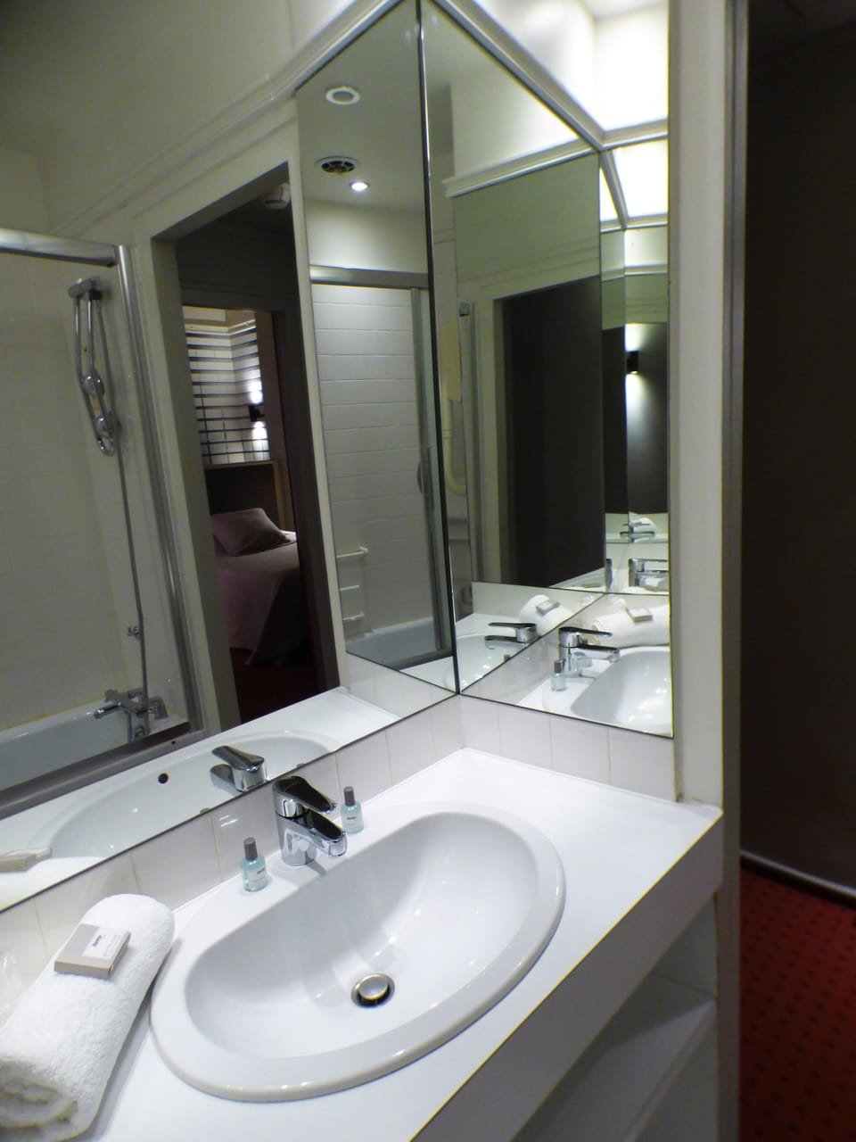 Standard Room for 1 Person | Bathroom | Hydromassage showerhead, free toiletries, hair dryer, towels