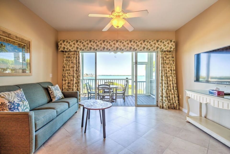 Family room overlooking the Atlantic Ocean. (Pullout couch)