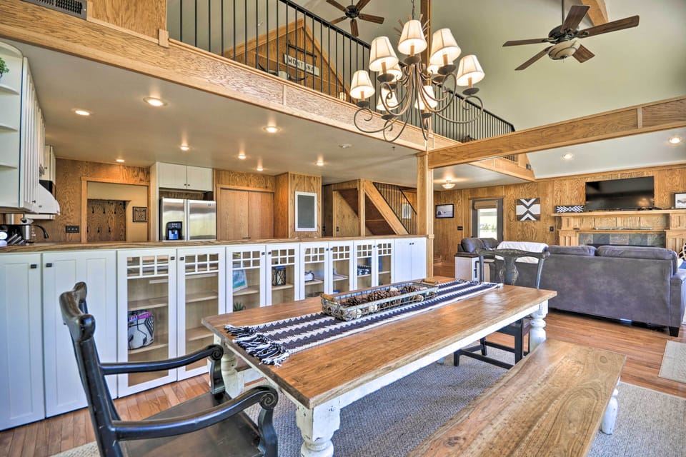 Dining Area | Dishware Provided | Free WiFi