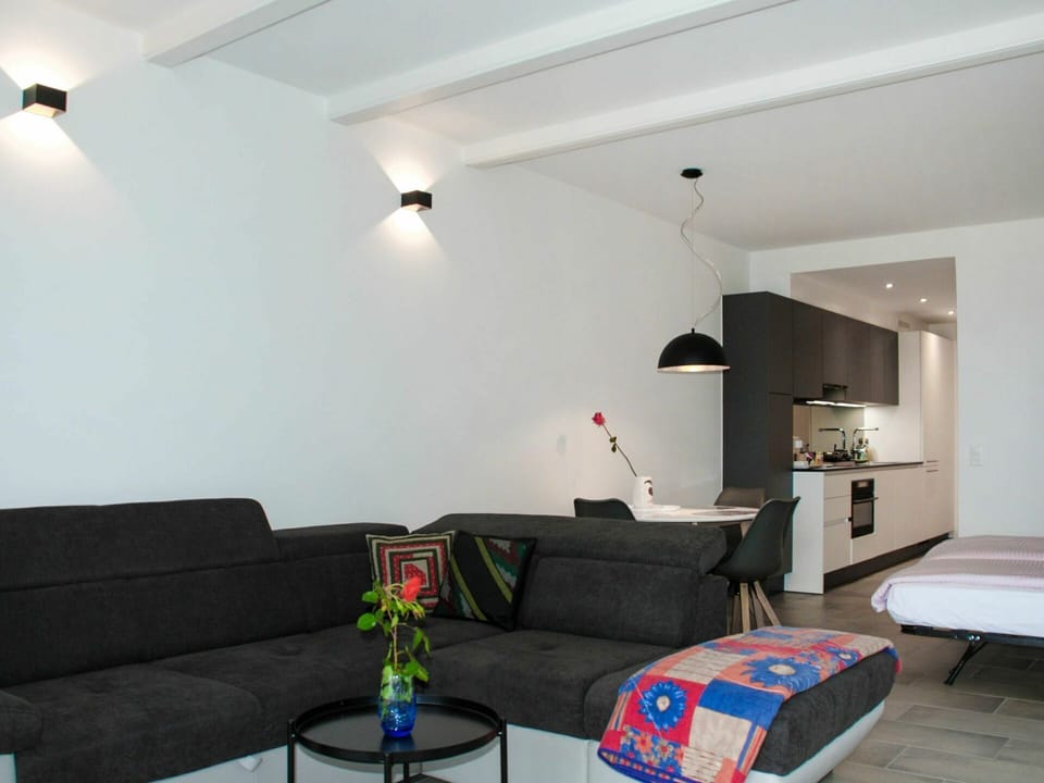 Table, Couch, Furniture, Building, Comfort, Architecture, Studio Couch, Houseplant, Floor, Flooring