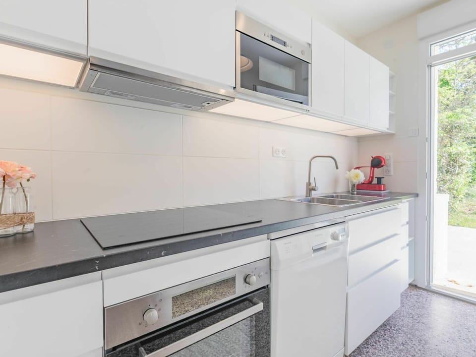 Countertop, Cabinetry, Building, Kitchen Sink, Furniture, Kitchen Stove, Tap, Kitchen Appliance, Kitchen, Window