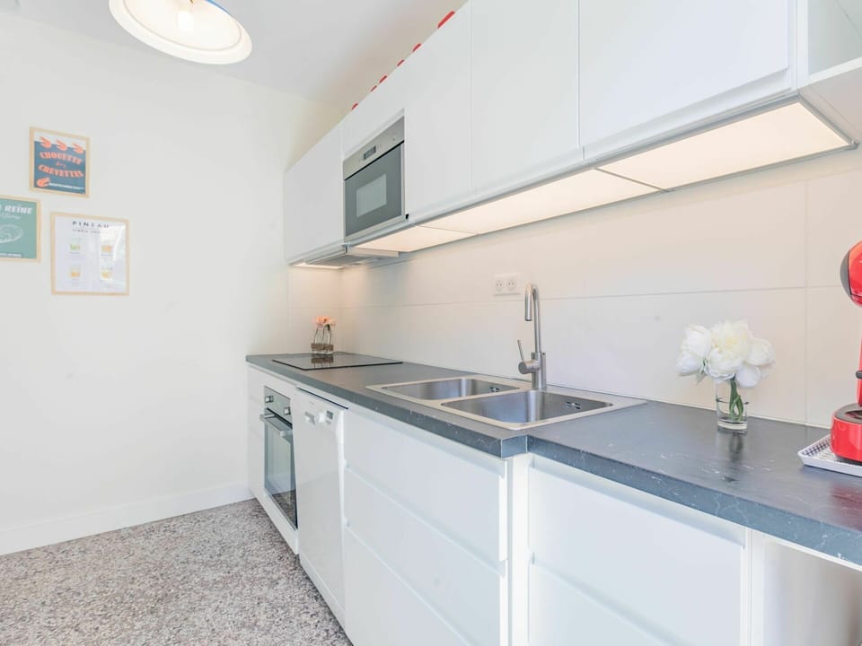 Cabinetry, Property, Countertop, Sink, Kitchen Sink, Building, Tap, Lighting, Interior Design, Kitchen