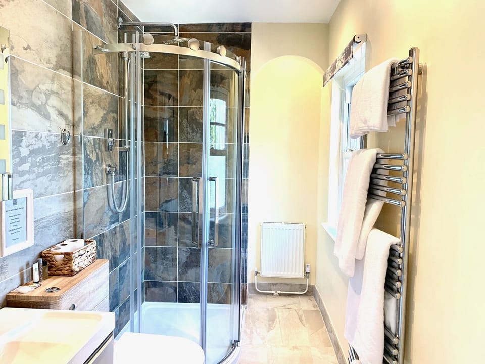 Room 6 Farmhouse Bathroom 