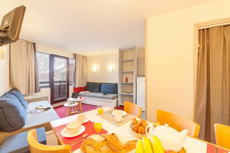 Basic Apartment, Ensuite, Mountain View (App 621) | Living area